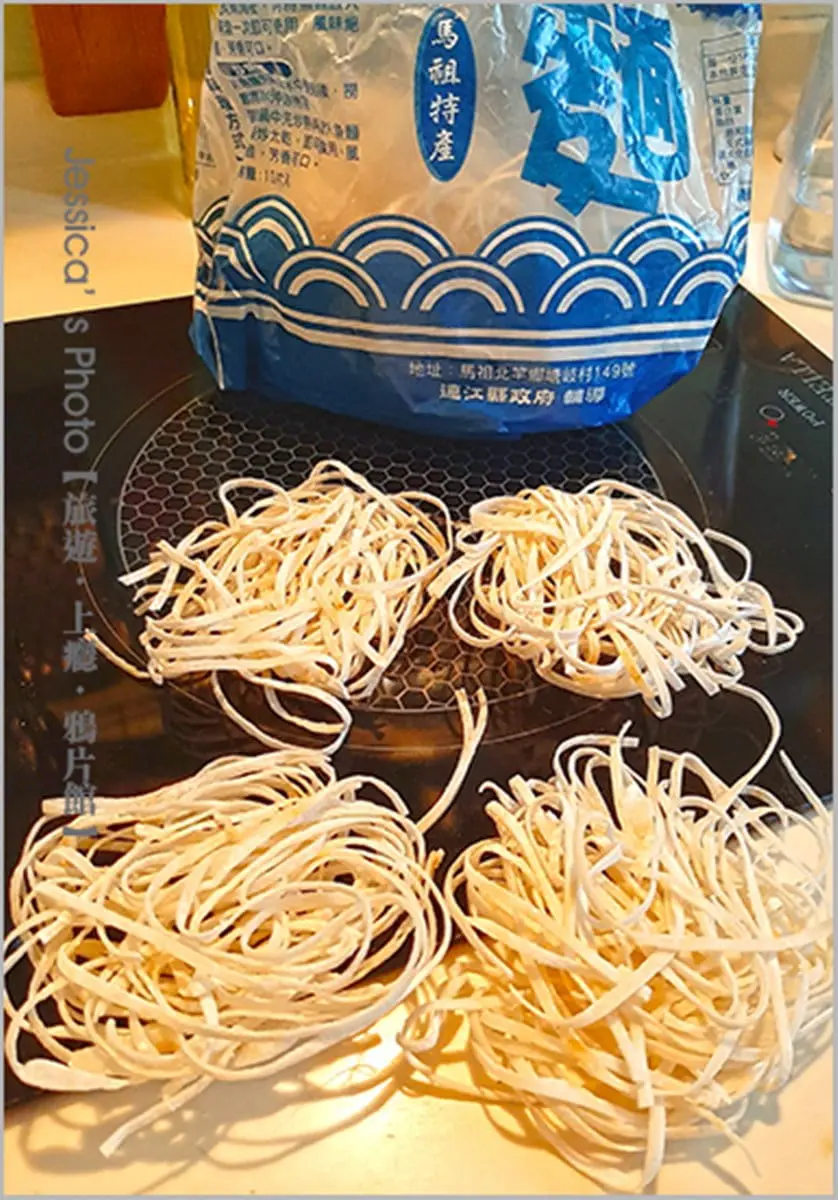 馬祖特產必收!手工「魚麵」軟Q還吃得到海味,餅狀「手洗紫菜」料理超方便 馬祖特產必收!手工「魚麵」軟Q還吃得到海味,餅狀「手洗紫菜」料理超方便