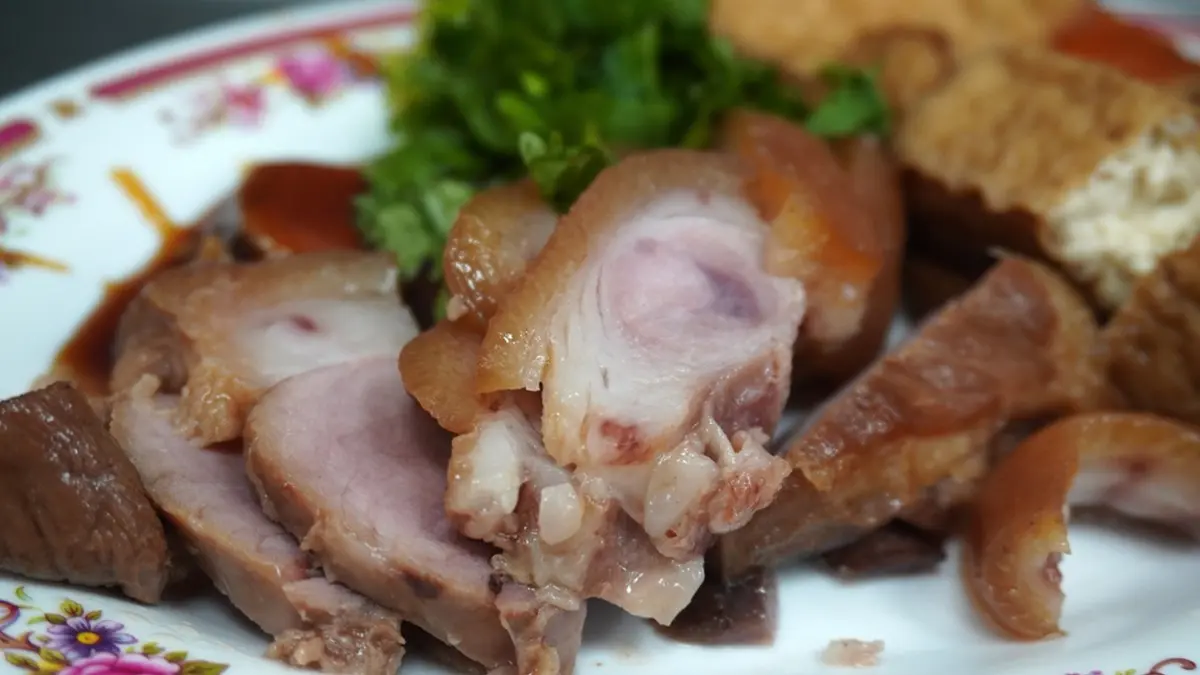 外帶老字號！45年古早味肉羹脆口有嚼勁，鹹中帶甜滷豬腳晚來買不到