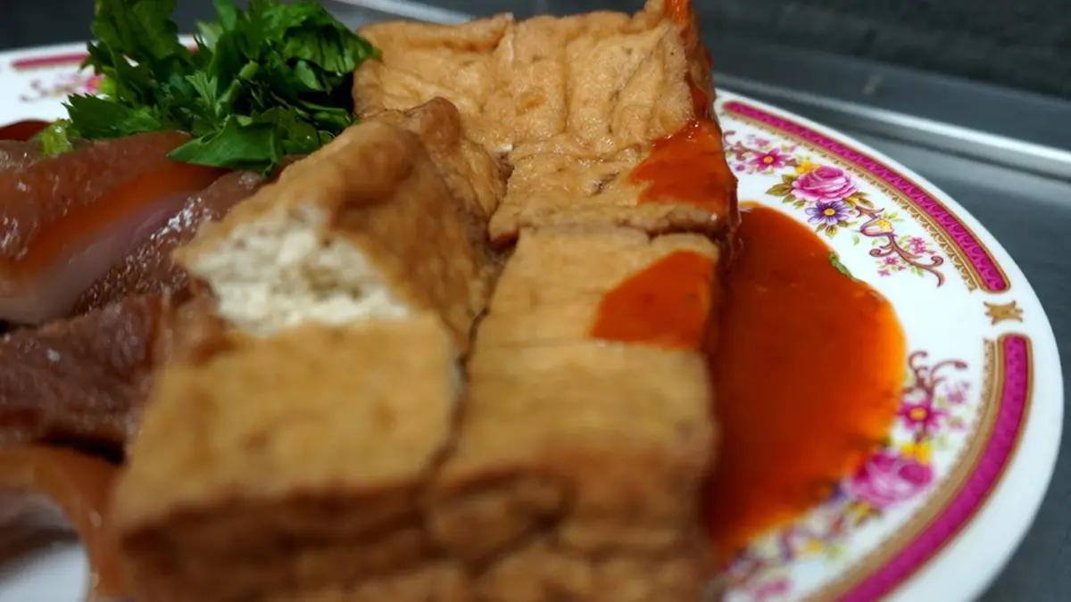 外帶老字號！45年古早味肉羹脆口有嚼勁，鹹中帶甜滷豬腳晚來買不到