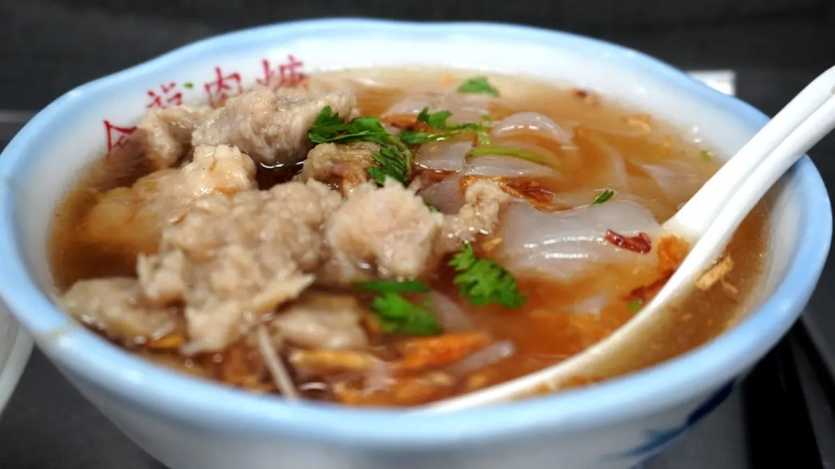 外帶老字號！45年古早味肉羹脆口有嚼勁，鹹中帶甜滷豬腳晚來買不到