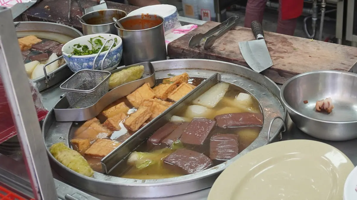 外帶老字號！45年古早味肉羹脆口有嚼勁，鹹中帶甜滷豬腳晚來買不到