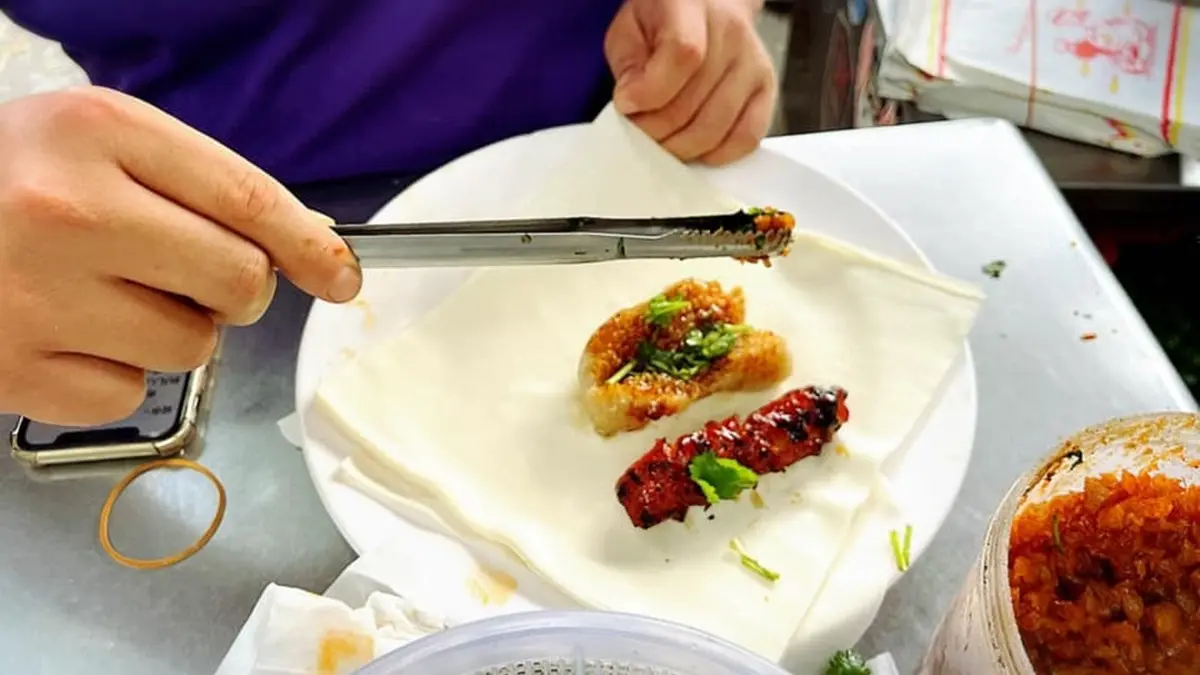 在地人私藏小吃！「潤餅皮」包大腸小腸外帶超方便，多重口感一咬就爆汁