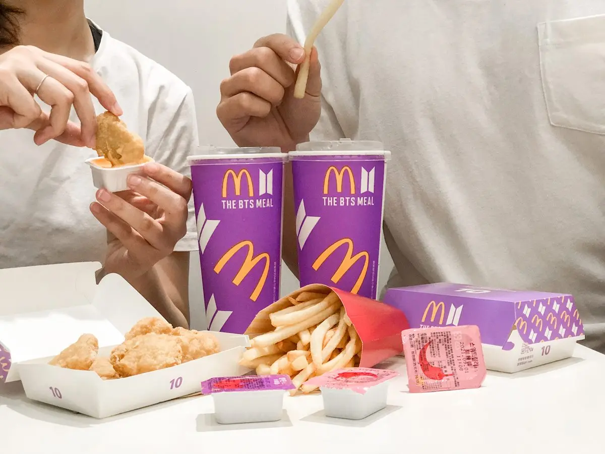阿米們限定21天吃!麥當勞攜手防彈少年團推「THE BTS MEAL」,完整內容、價格、通路公開 阿米們限定21天吃!麥當勞攜手防彈少年團推「THE BTS MEAL」,完整內容、價格、通路公開