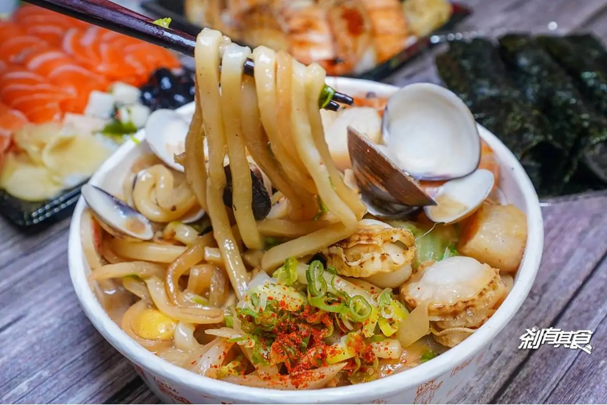 隱藏版日料！高CP值「壽司餐盒」只要250元，爆量「厚切鮭魚丼」滿到看不見醋飯