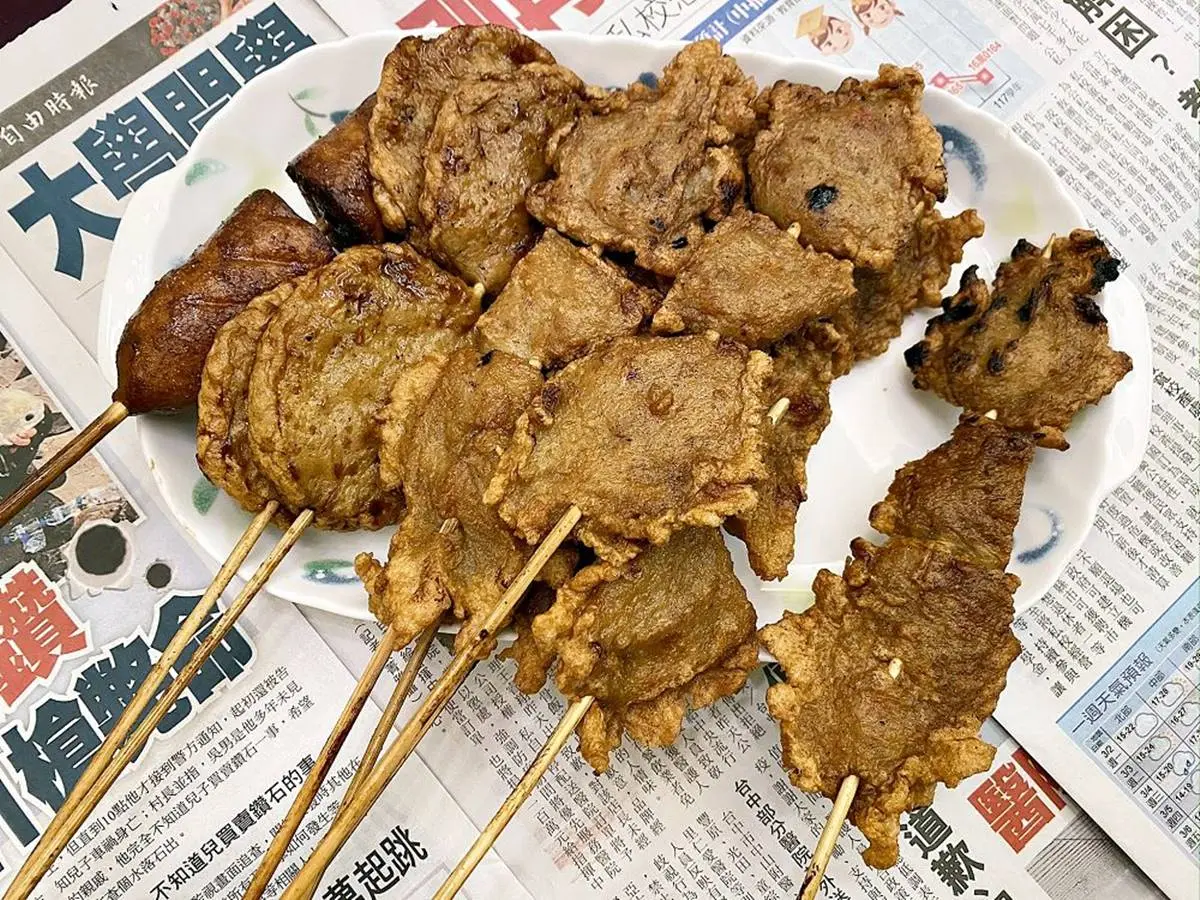 銅板價消夜！人氣串燒必點「厚醬豬血糕」只要15元，外酥內Q甜不辣愈吃愈唰嘴