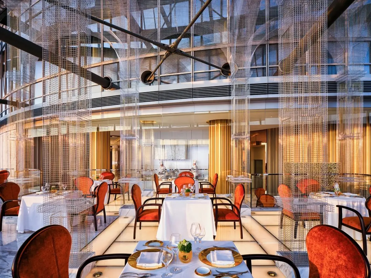 全世界最高飯店！120樓超狂景觀、全球最高餐廳打卡，房間就是「１戶帝寶」百坪空間