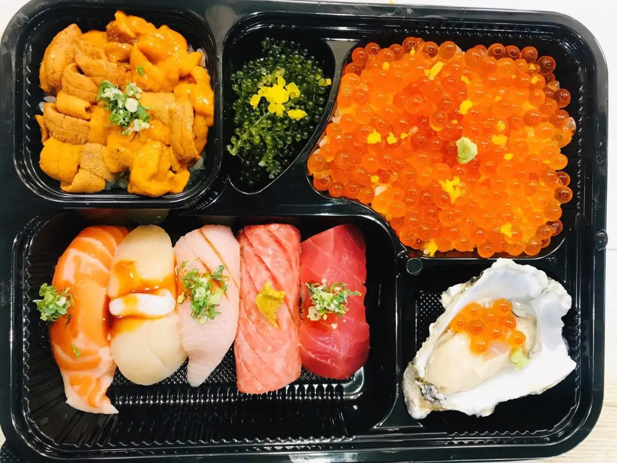 直接放「整隻龍蝦」94狂!屏東東港日料推「海味防疫便當」,再塞生蠔、生魚片 直接放「整隻龍蝦」94狂!屏東東港日料推「海味防疫便當」,再塞生蠔、生魚片