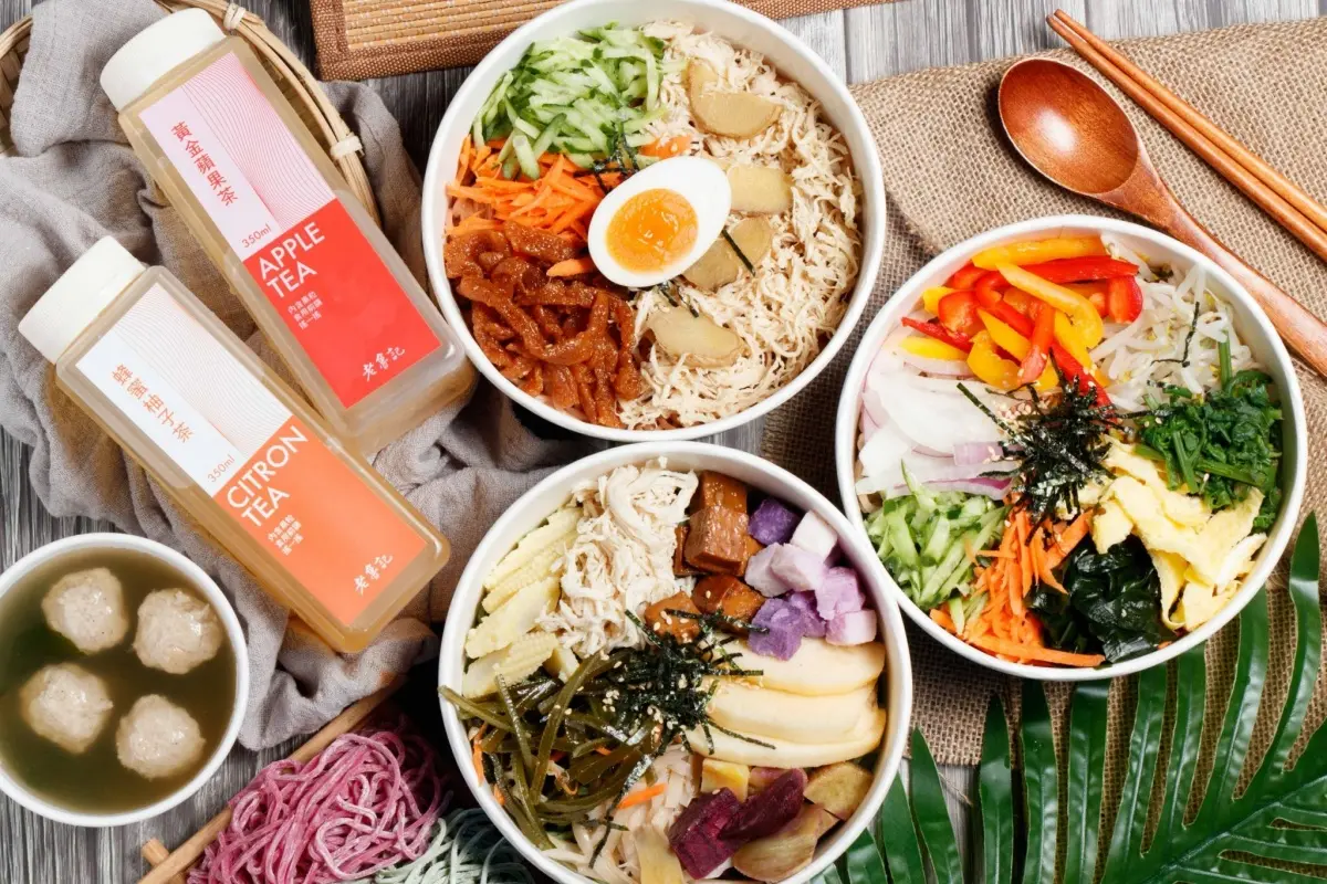 夏日清爽開胃必吃！老魯記魯八宝涼麵「買４碗送４碗」，21道配菜＋８種麵體任你挑