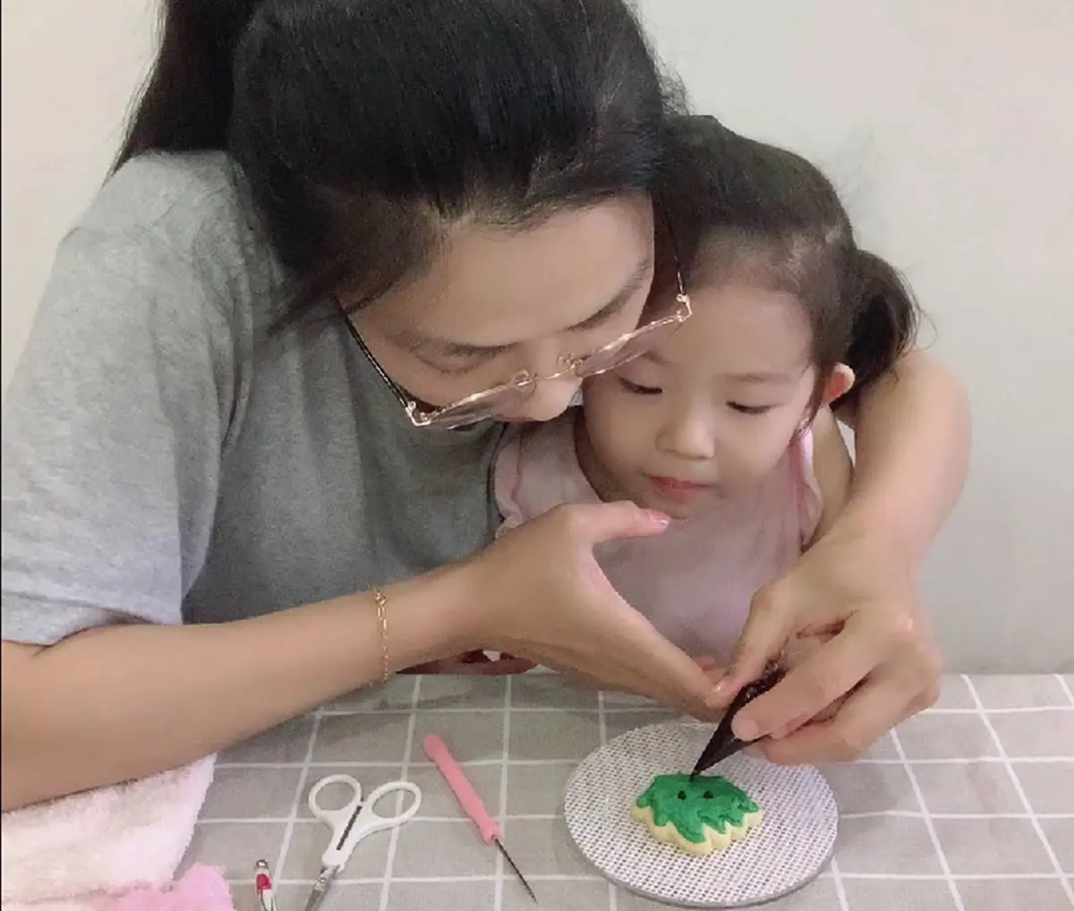 小孩一起動手做！烘焙坊推「DIY材料包」簡單好上手，將「角落生物」１秒變身糖霜餅乾