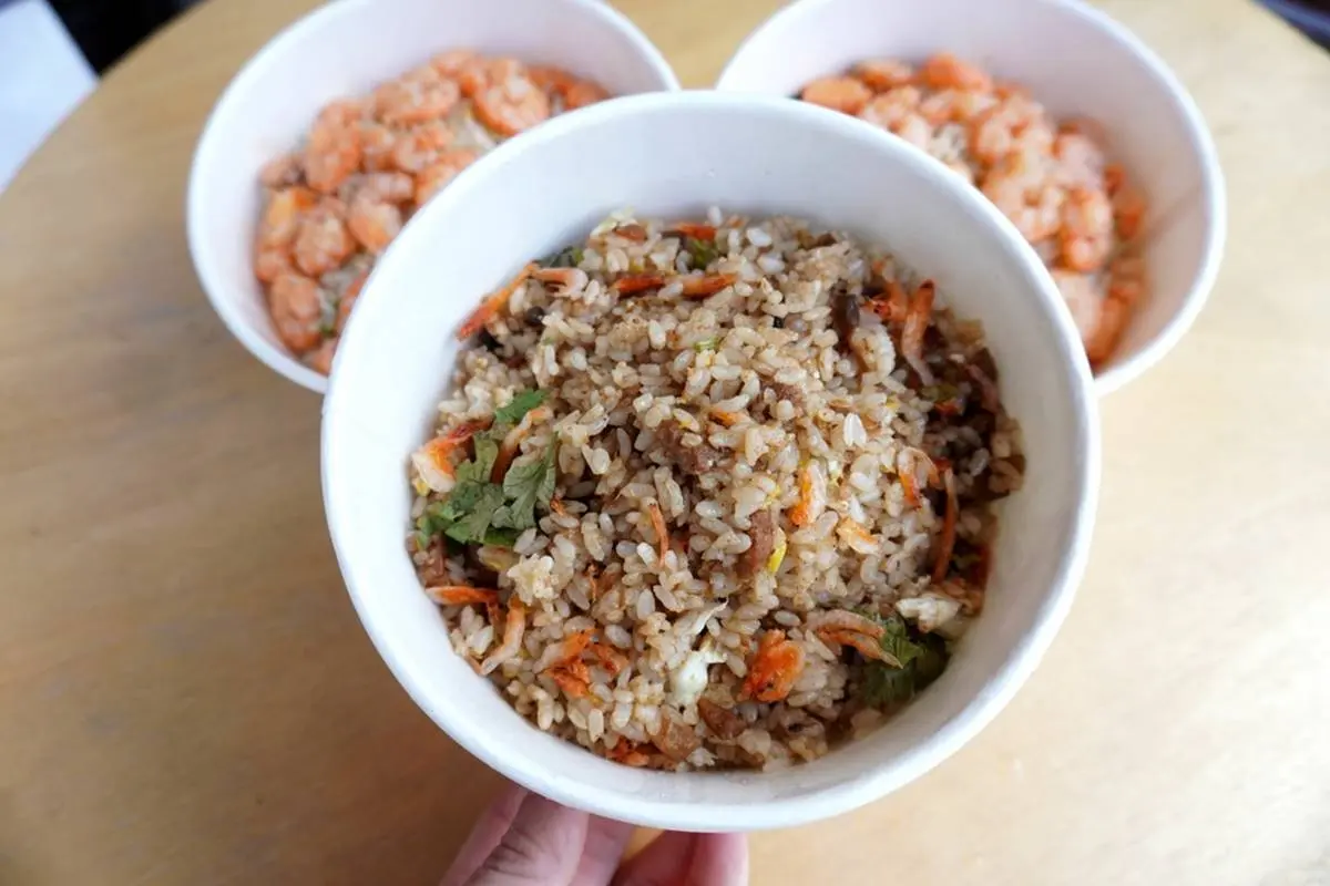 滿滿都是料！北中南６家浮誇系炒飯：15尾大蝦披薩、雞佛+腿排雙主菜、鋪滿鮮紅魚卵