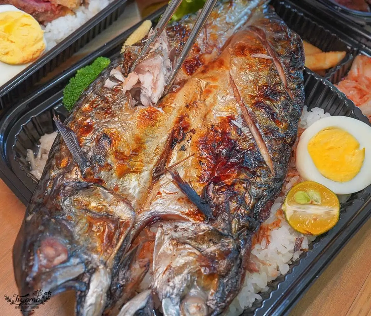 滿出來了!日式丼飯「鯖魚一夜干」比便當盒還大,爆量粉嫩「炸牛排」只要218元 滿出來了!日式丼飯「鯖魚一夜干」比便當盒還大,爆量粉嫩「炸牛排」只要218元