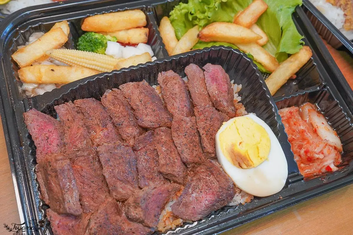 滿出來了!日式丼飯「鯖魚一夜干」比便當盒還大,爆量粉嫩「炸牛排」只要218元 滿出來了!日式丼飯「鯖魚一夜干」比便當盒還大,爆量粉嫩「炸牛排」只要218元