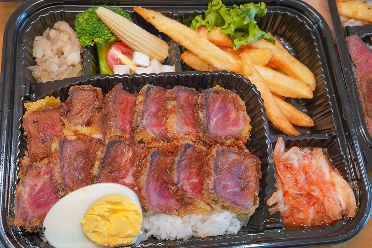 滿出來了!日式丼飯「鯖魚一夜干」比便當盒還大,爆量粉嫩「炸牛排」只要218元 滿出來了!日式丼飯「鯖魚一夜干」比便當盒還大,爆量粉嫩「炸牛排」只要218元