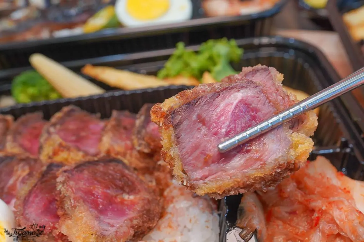 滿出來了!日式丼飯「鯖魚一夜干」比便當盒還大,爆量粉嫩「炸牛排」只要218元 滿出來了!日式丼飯「鯖魚一夜干」比便當盒還大,爆量粉嫩「炸牛排」只要218元