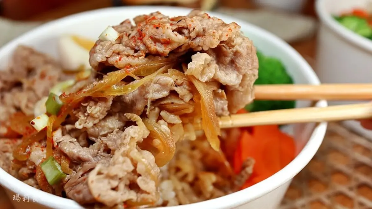 118元爽吃和牛!知名壽喜燒推3款7折「肉肉餐盒」,先嗑「厚切金磚丼」、爆量安格斯 118元爽吃和牛!知名壽喜燒推3款7折「肉肉餐盒」,先嗑「厚切金磚丼」、爆量安格斯