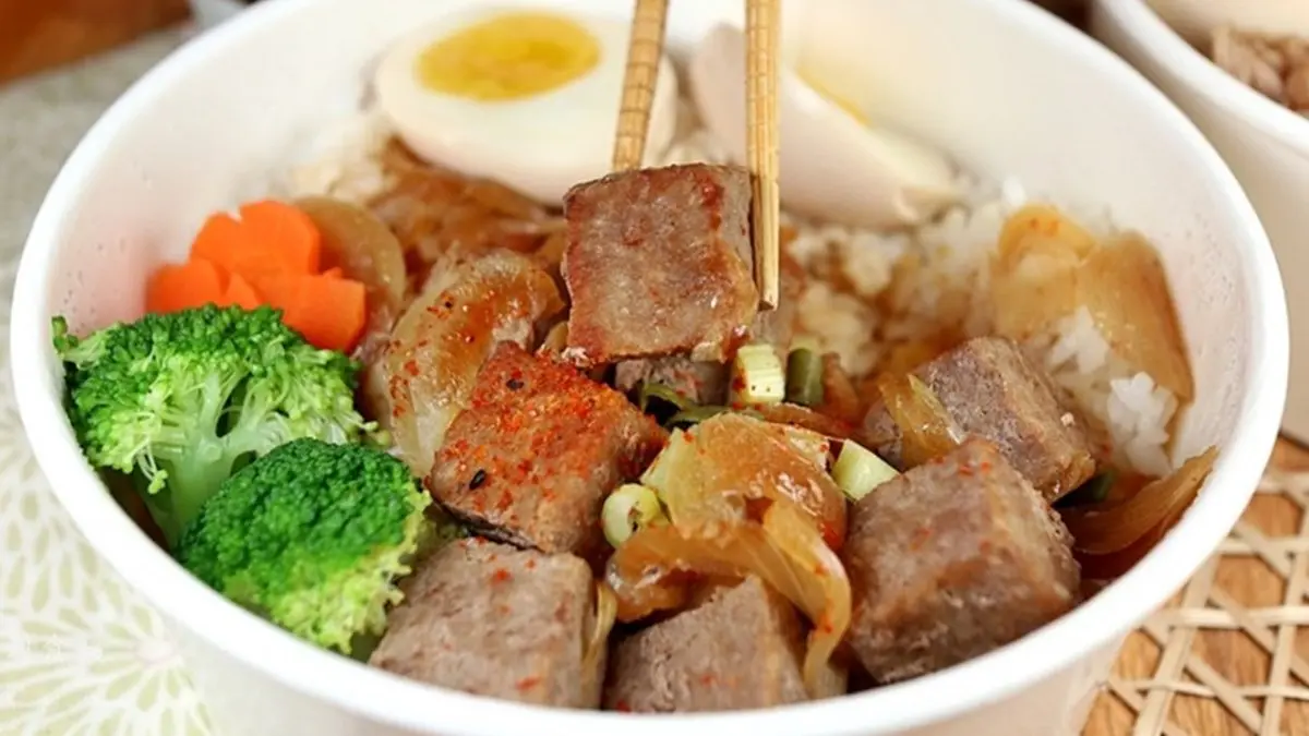 118元爽吃和牛!知名壽喜燒推3款7折「肉肉餐盒」,先嗑「厚切金磚丼」、爆量安格斯 118元爽吃和牛!知名壽喜燒推3款7折「肉肉餐盒」,先嗑「厚切金磚丼」、爆量安格斯