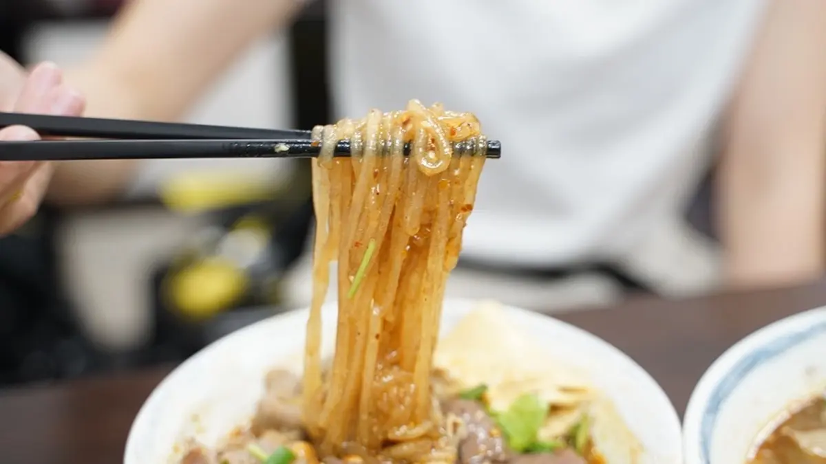「酸V」超開胃！道地「重慶酸辣粉」吃得到噴汁鴨血、嫩大腸，再配Q彈紅薯粉更過癮