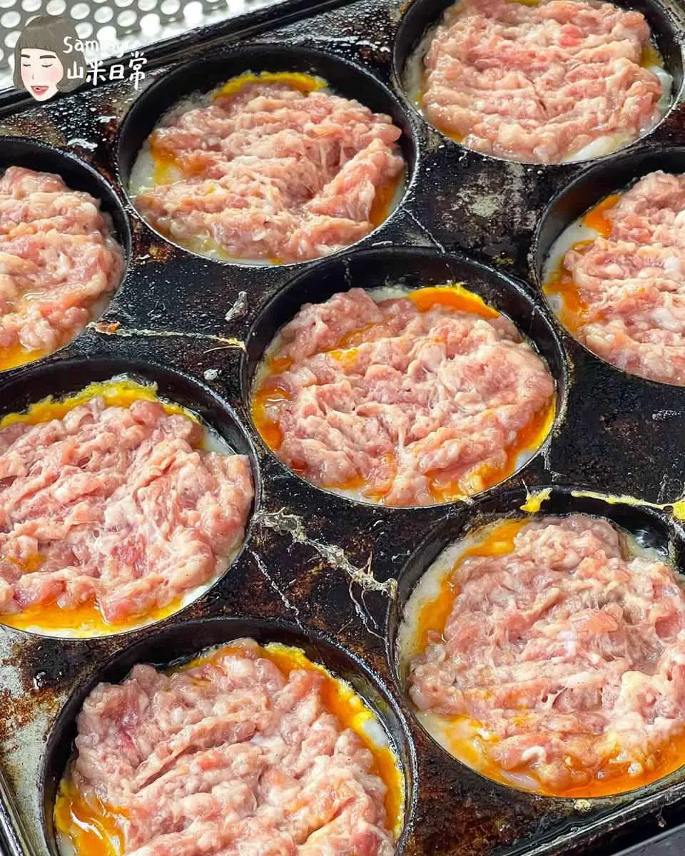 台灣吃得到!道地東北小吃「雞蛋堡」鋪滿肉餡只要50元,必加濃郁孜然香「特製辣醬」 台灣吃得到!道地東北小吃「雞蛋堡」鋪滿肉餡只要50元,必加濃郁孜然香「特製辣醬」