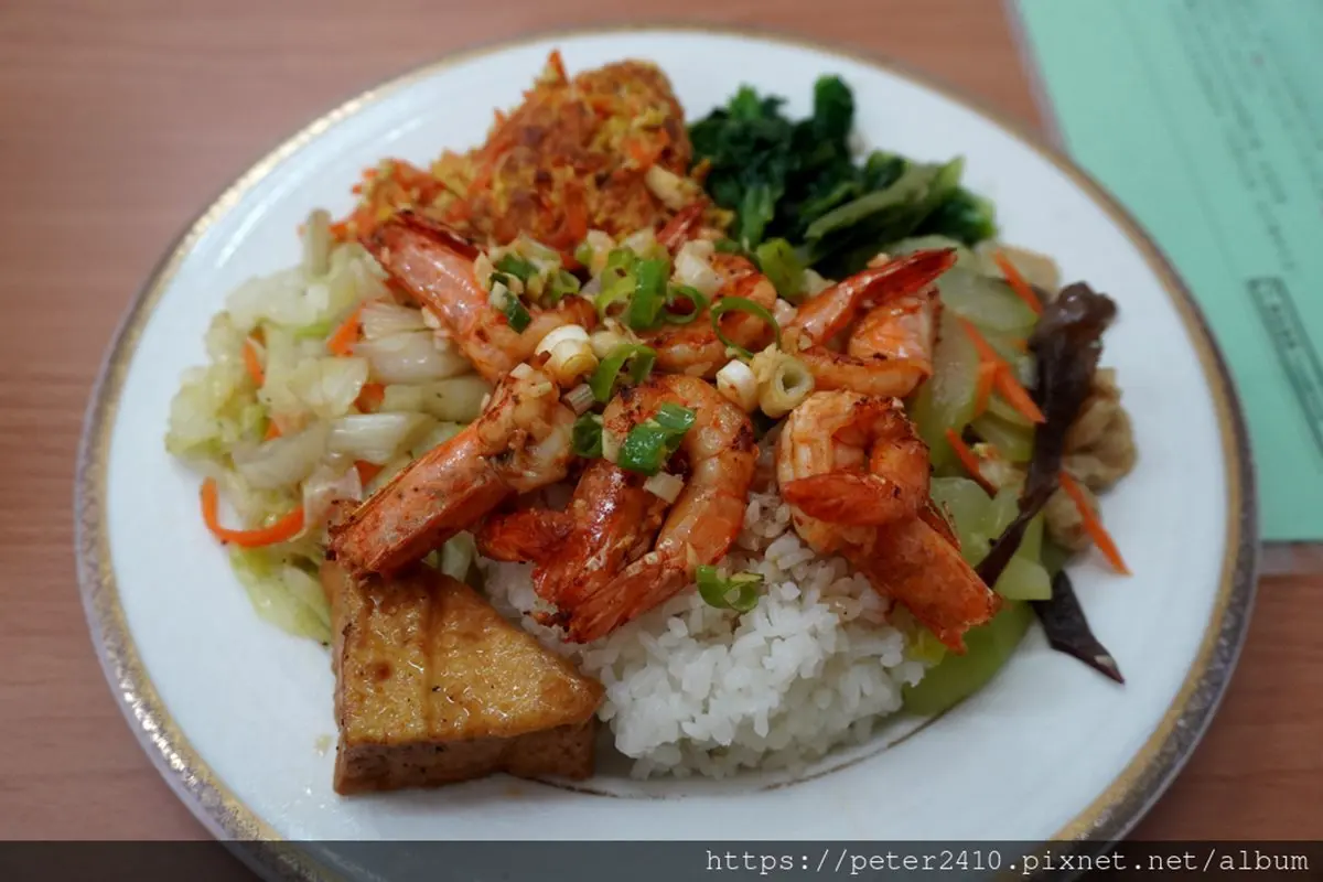 4.8顆星好評!高人氣簡餐店「健康餐」鋪滿6尾白蝦,肉控必嗑噴汁超厚雞腿排 4.8顆星好評!高人氣簡餐店「健康餐」鋪滿6尾白蝦,肉控必嗑噴汁超厚雞腿排
