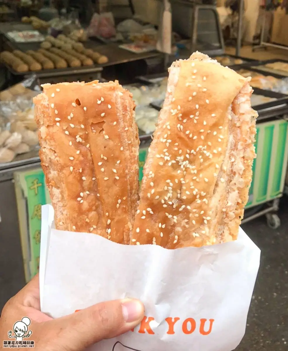晚來吃不到！20公分「千層烤餅」酥脆唰嘴只要25元，扎實燒餅夾「香椿」超夠味