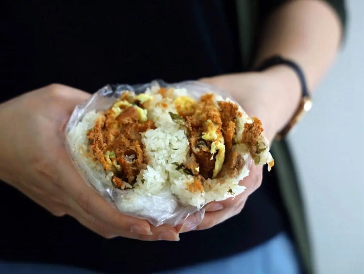 IG熱搜隱藏版早餐!「蔥油餅飯糰」現擀現做超厚實,爆量內餡加「花生糖粉」才過癮 IG熱搜隱藏版早餐!「蔥油餅飯糰」現擀現做超厚實,爆量內餡加「花生糖粉」才過癮