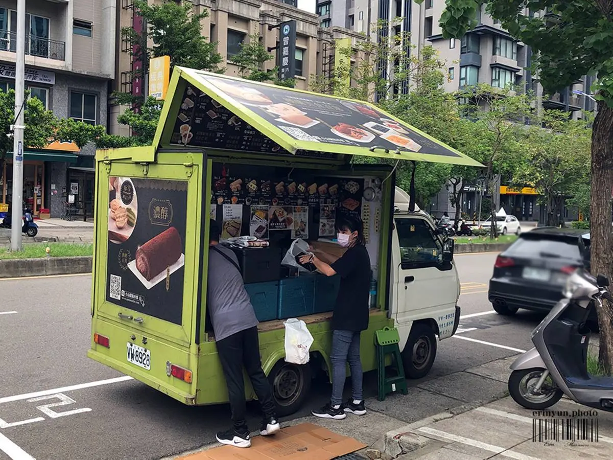 神祕甜點餐車!超夯「招牌瑞士捲」3小時就賣完,融合6種巧克力口感超豐富 神祕甜點餐車!超夯「招牌瑞士捲」3小時就賣完,融合6種巧克力口感超豐富