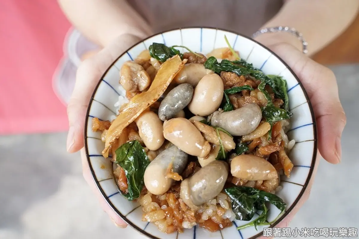 每天限量50碗！鋪滿滿「三杯雞佛飯」麻油香鹹中帶甜，「東石蚵滷飯」現點現燙更鮮美