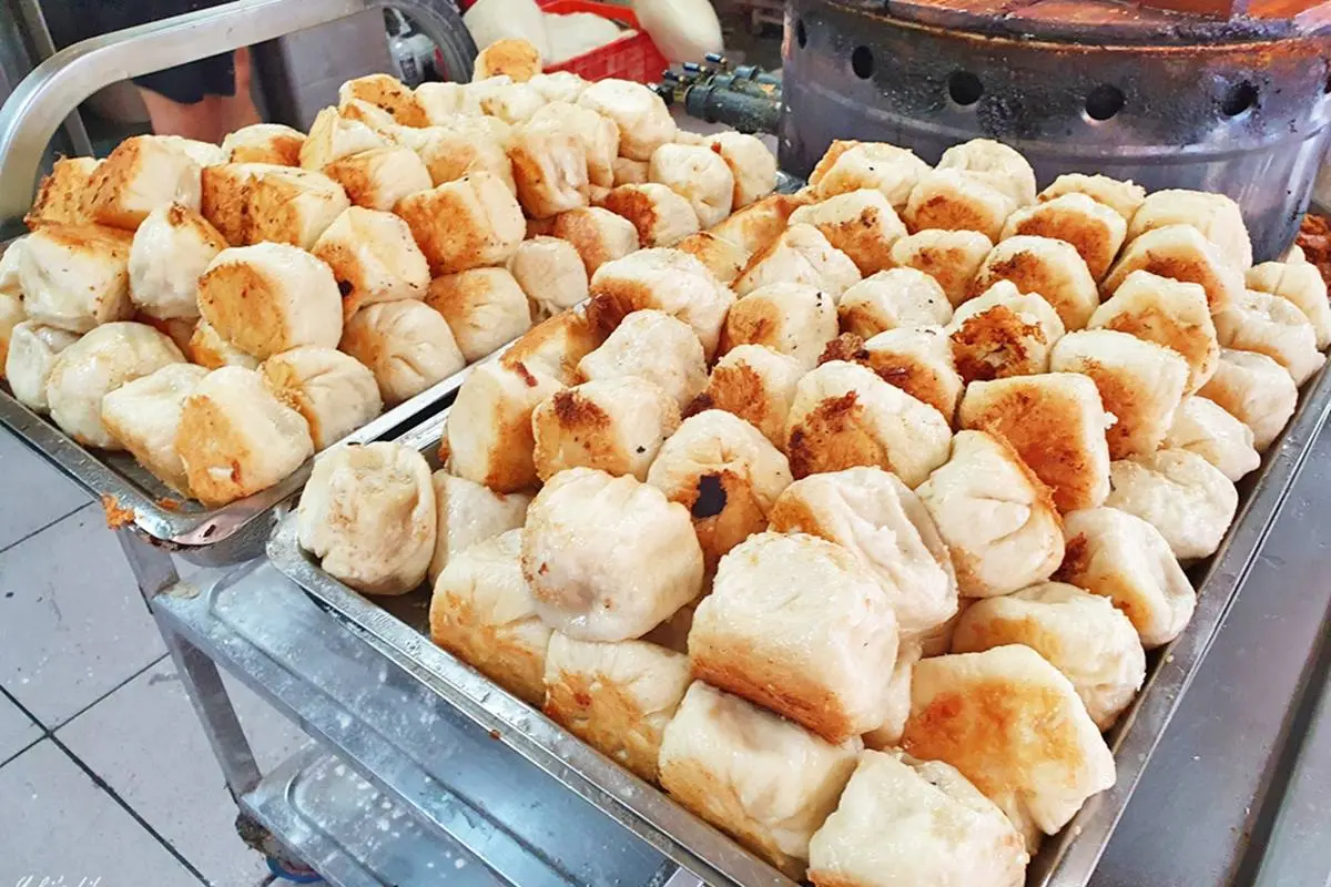 均一價10元!金黃酥皮「水煎包」嘗得到鮮美肉汁,現包現煎一口咬下超滿足 均一價10元!金黃酥皮「水煎包」嘗得到鮮美肉汁,現包現煎一口咬下超滿足