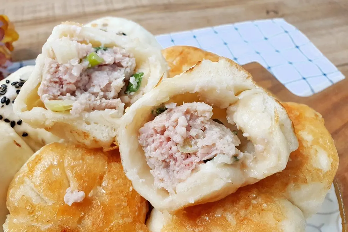 均一價10元!金黃酥皮「水煎包」嘗得到鮮美肉汁,現包現煎一口咬下超滿足 均一價10元!金黃酥皮「水煎包」嘗得到鮮美肉汁,現包現煎一口咬下超滿足