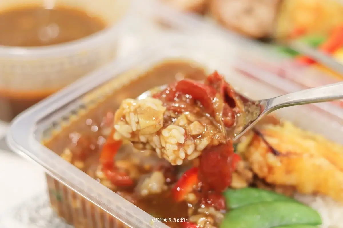 【新開店】晚來吃不到！獨門「紅燒咖哩」加肉燥香氣更對味，現場手打牛肉丸飽滿爽脆