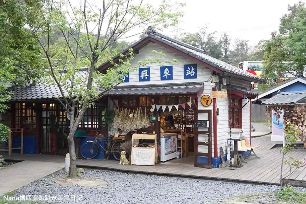 七夕必朝聖車站!IG搶拍7打卡點:台版愛情鎖、藍皮火車文創商店、彩虹階梯勇氣塔 七夕必朝聖車站!IG搶拍7打卡點:台版愛情鎖、藍皮火車文創商店、彩虹階梯勇氣塔