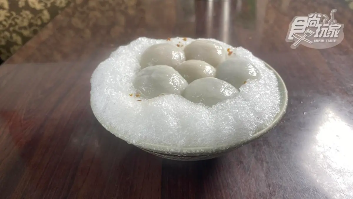 連獲３年必比登！高人氣「冰火湯圓」必淋特製桂花蜜，花生、芝麻內餡一咬就爆漿