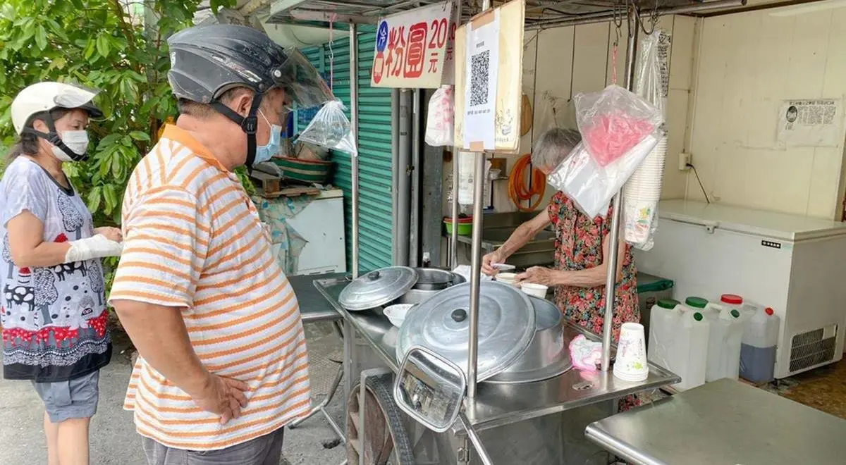 １碗只要30元！古早味｢白粉圓」每天限量300份，加點｢香蕉油」清爽不甜膩