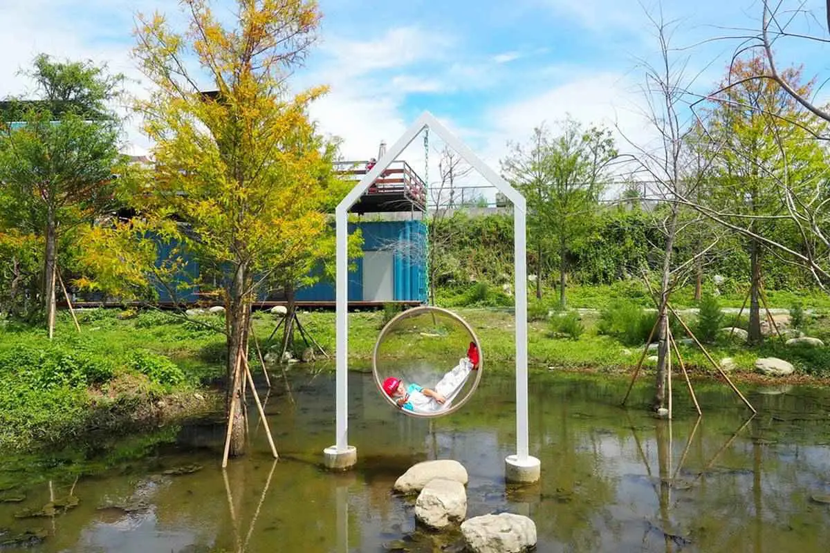 IG暴紅！景觀咖啡廳「夢幻階梯」拍出空中漫步感，水上愛心、粉嫩貨櫃網美瘋打卡