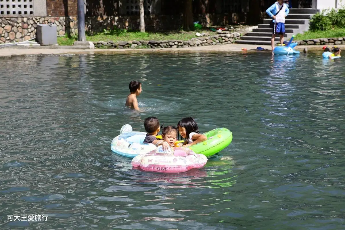 馬路旁就能玩水！免費戲水區泡「天然湧泉」超涼快，小孩最愛水中「迷你溜滑梯」