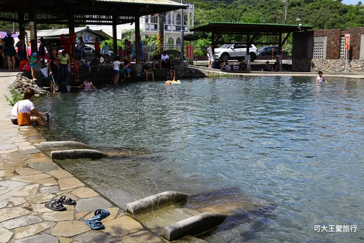 馬路旁就能玩水!免費戲水區泡「天然湧泉」超涼快,小孩最愛水中「迷你溜滑梯」 馬路旁就能玩水!免費戲水區泡「天然湧泉」超涼快,小孩最愛水中「迷你溜滑梯」