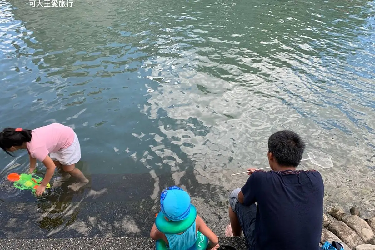 馬路旁就能玩水！免費戲水區泡「天然湧泉」超涼快，小孩最愛水中「迷你溜滑梯」