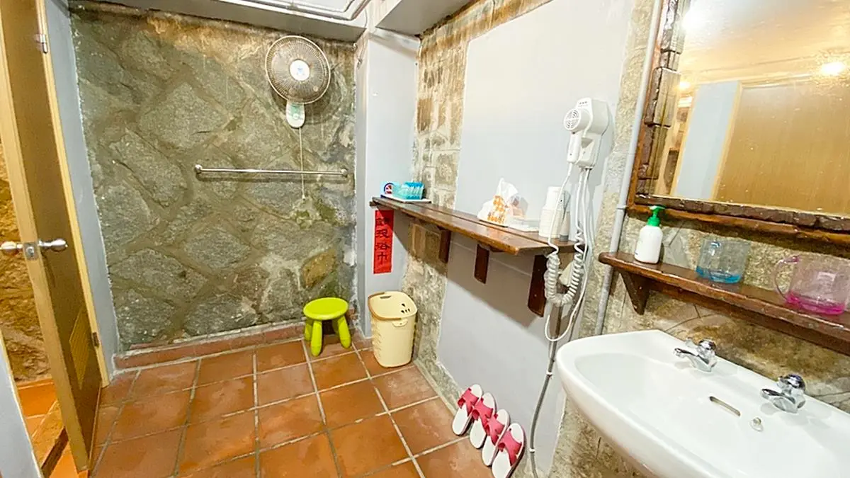 1秒穿越!入住百年石頭屋打卡「台灣小地中海」,開窗就能賞超夢幻海景 1秒穿越!入住百年石頭屋打卡「台灣小地中海」,開窗就能賞超夢幻海景