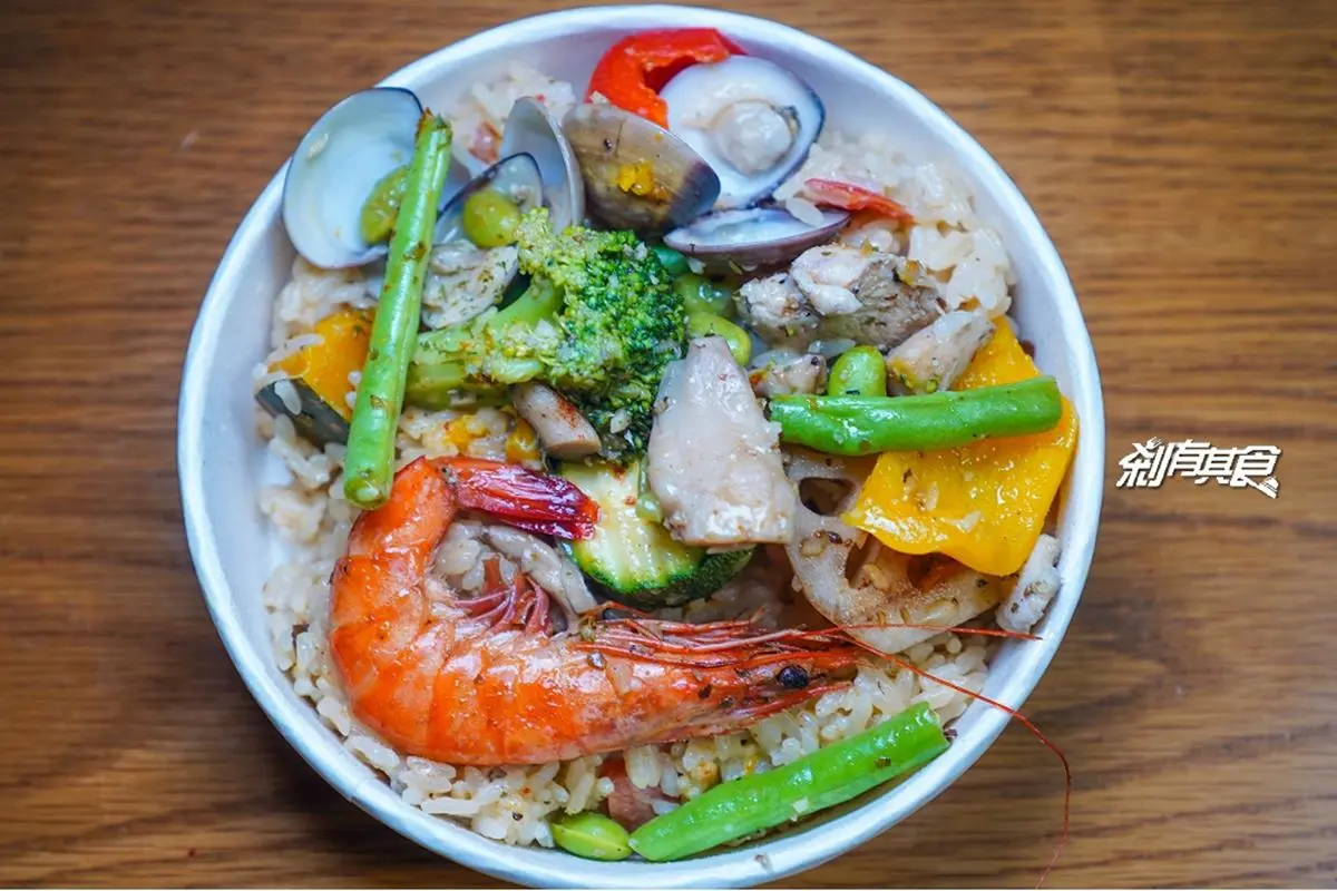 旱溪夜市名攤復活！人氣「鍋煮燉飯」鋪滿海鮮均一價100元，先嗑超濃郁奶油白醬