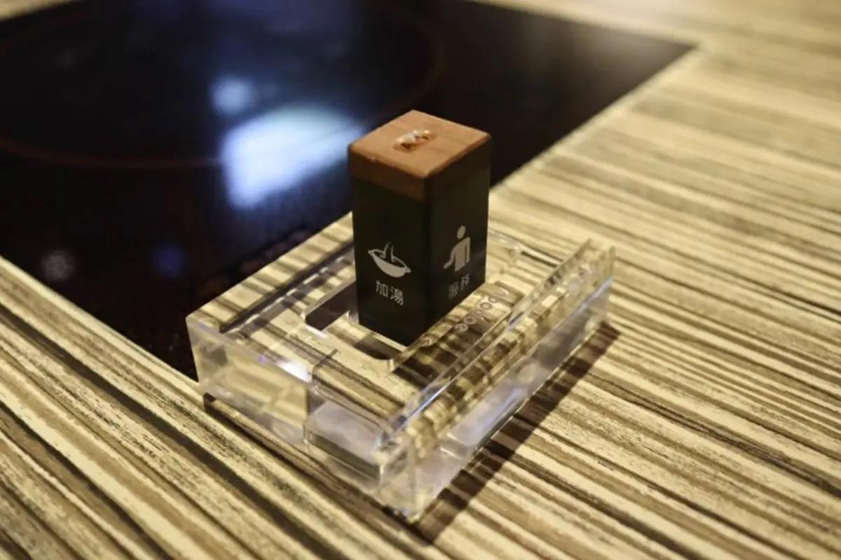 老饕才知道！隱藏版麻辣鍋「果凍鴨血」嫩到用刀叉吃，王子麵必加「迷迭香辣油」超銷魂