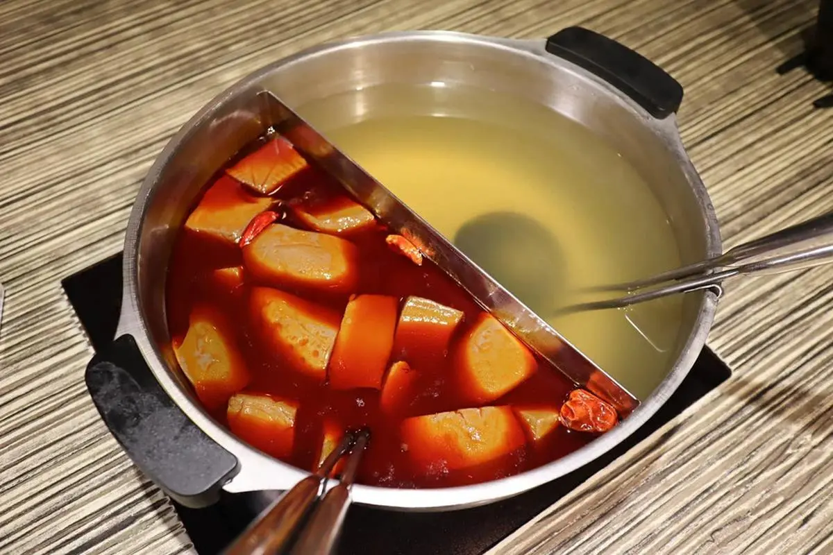 老饕才知道！隱藏版麻辣鍋「果凍鴨血」嫩到用刀叉吃，王子麵必加「迷迭香辣油」超銷魂