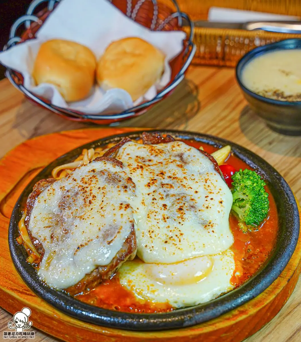 超邪惡!復古牛排館「牛豬雙拼+熔岩起司」只要299元,重口味必搭自製黑胡椒醬 超邪惡!復古牛排館「牛豬雙拼+熔岩起司」只要299元,重口味必搭自製黑胡椒醬
