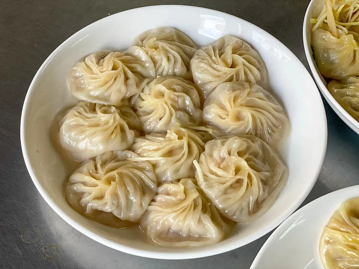 一咬就爆汁!隱身巷弄「手工湯包」皮薄餡料滿,嘗鮮必嗑濃郁九層塔、咖哩口味 一咬就爆汁!隱身巷弄「手工湯包」皮薄餡料滿,嘗鮮必嗑濃郁九層塔、咖哩口味
