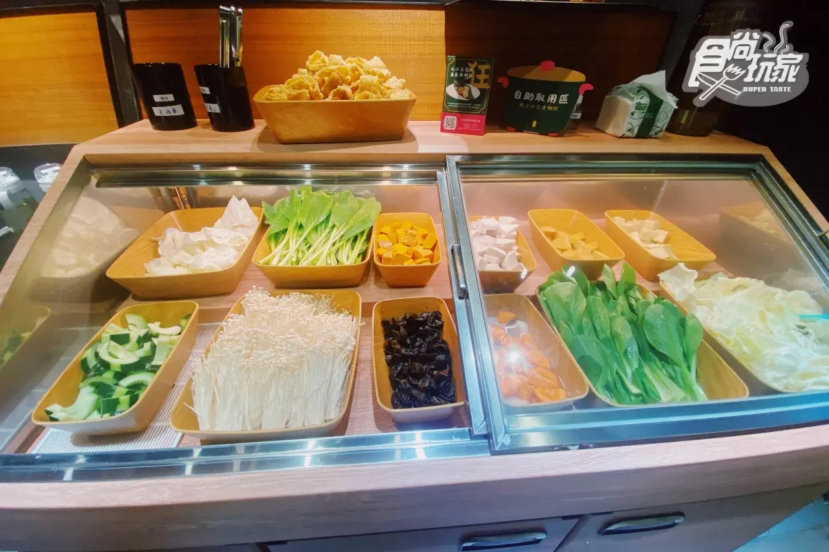【新開店】289元吃到飽!夜市「排骨酥、臭豆腐」變火鍋,狂一鍋開幕再送海鮮盤 【新開店】289元吃到飽!夜市「排骨酥、臭豆腐」變火鍋,狂一鍋開幕再送海鮮盤