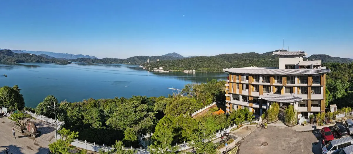 【新開店】全台最美湖景飯店！香客大樓變身文青建築，躺床看無敵山景、必拍打卡茶餐廳