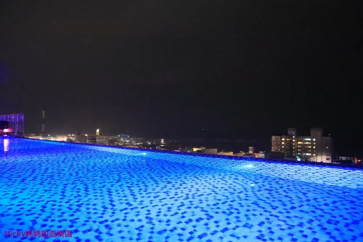 這樣玩超Chill!南洋風文旅打卡「無邊際泳池」,白天遠眺「小琉球」夜晚還有時尚酒吧 這樣玩超Chill!南洋風文旅打卡「無邊際泳池」,白天遠眺「小琉球」夜晚還有時尚酒吧