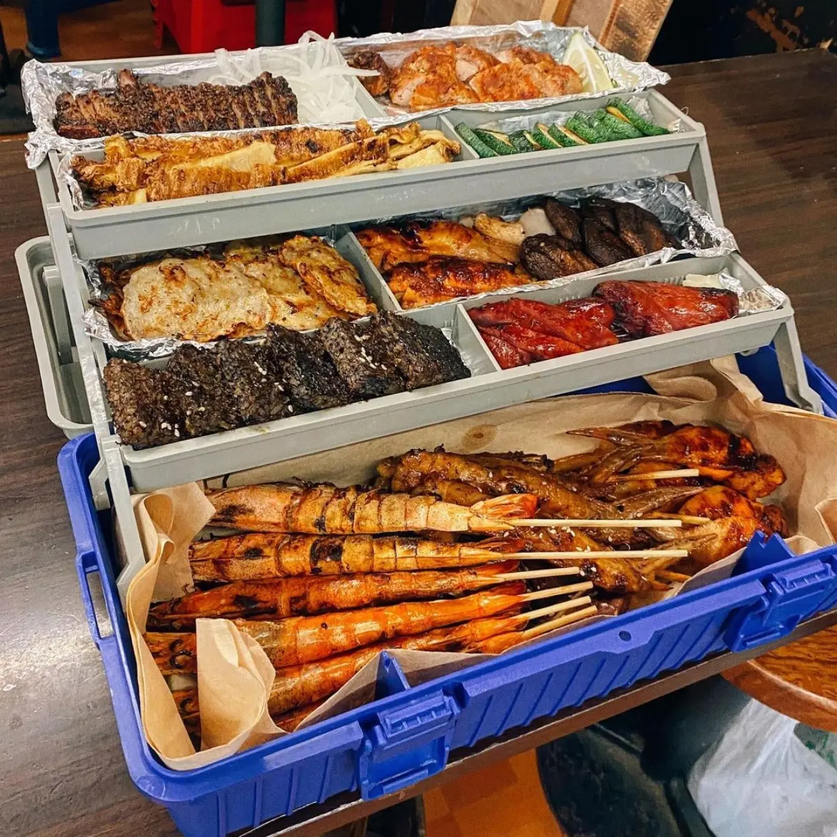 呼叫工具人！超浮誇３層「串燒工具箱」整咖拎回家，燒肉＋海鮮一次滿足