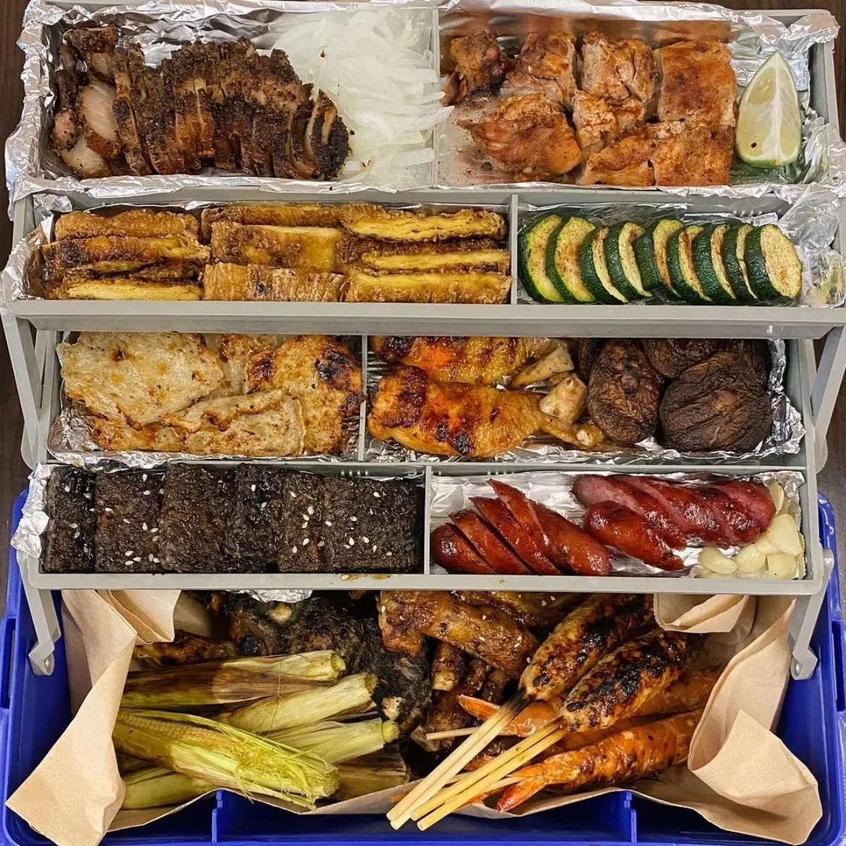 呼叫工具人！超浮誇３層「串燒工具箱」整咖拎回家，燒肉＋海鮮一次滿足