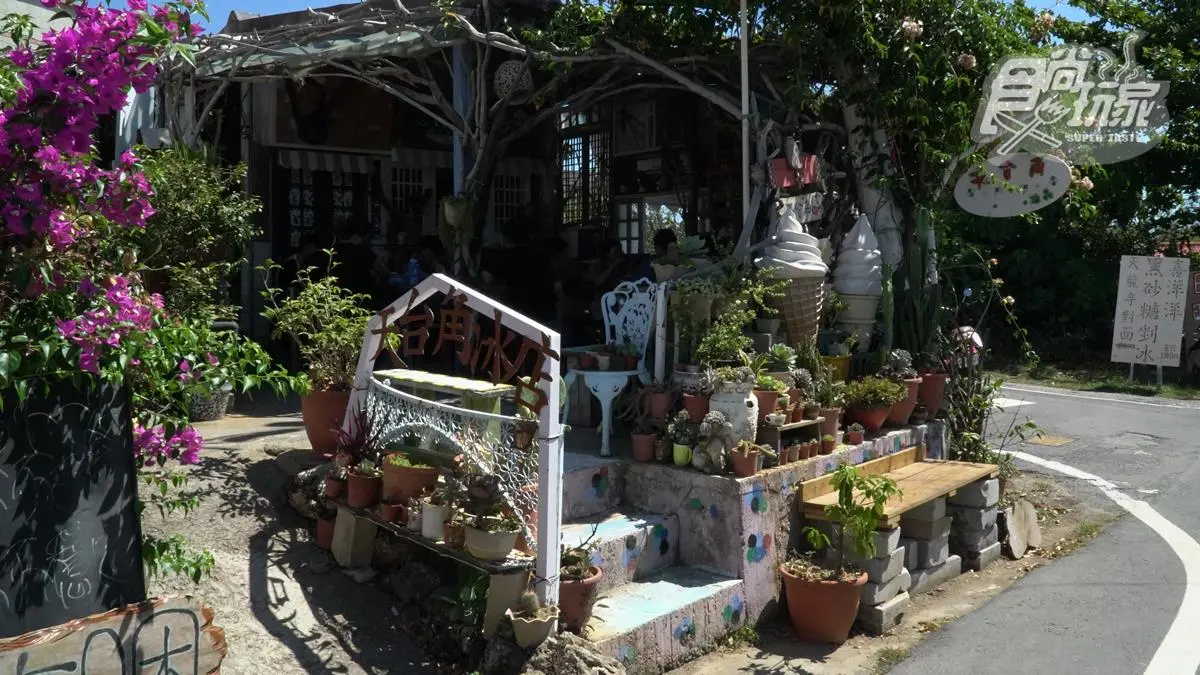 IG打卡漂流木冰店！招牌剉冰蓋滿４種當季水果，浮誇大分量３人吃也沒問題