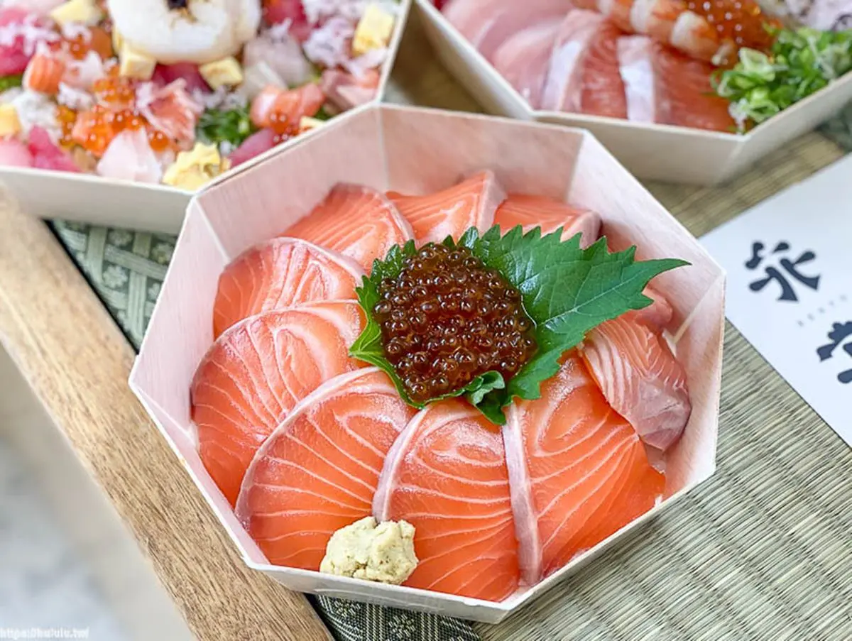 【新開店】偽出國！台南「日式便當店」有濃濃京都風，先嗑厚切鮭魚親子丼